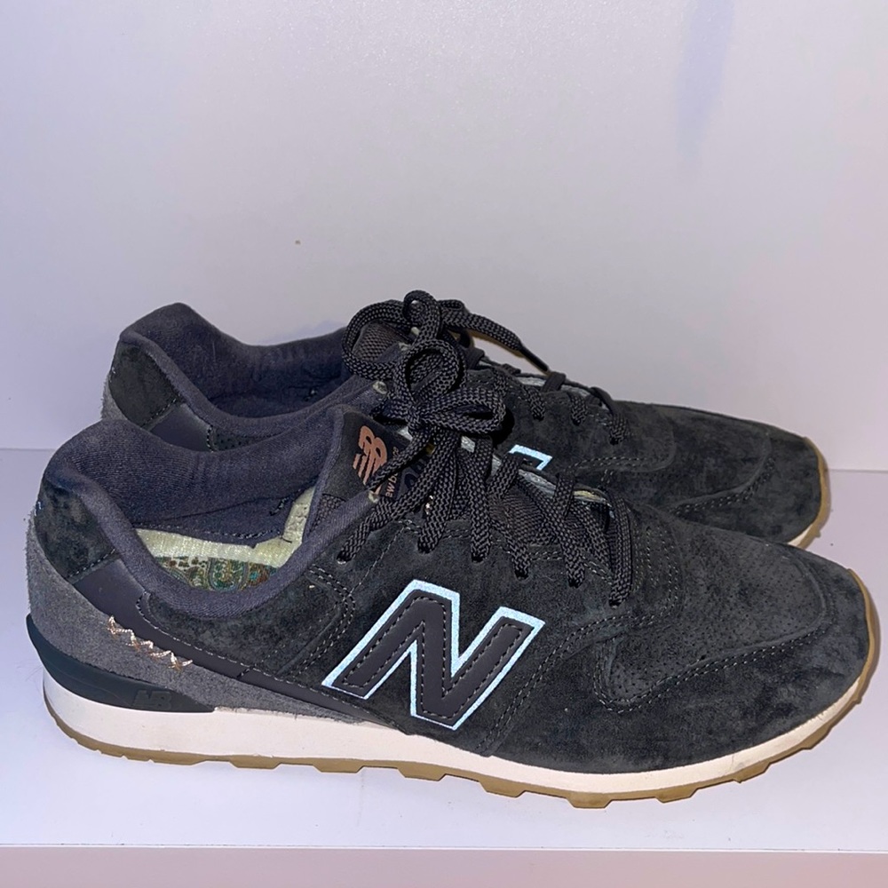 New balance gray tennis shoes